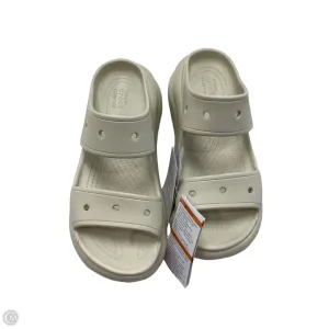 Sandals Flats By Crocs In Cream, Size: 10