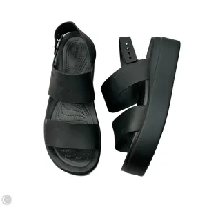 Sandals Heels Platform By Crocs In Black, Size: 10