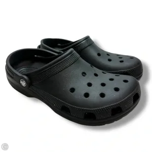Shoes Flats By Crocs In Black, Size: 10