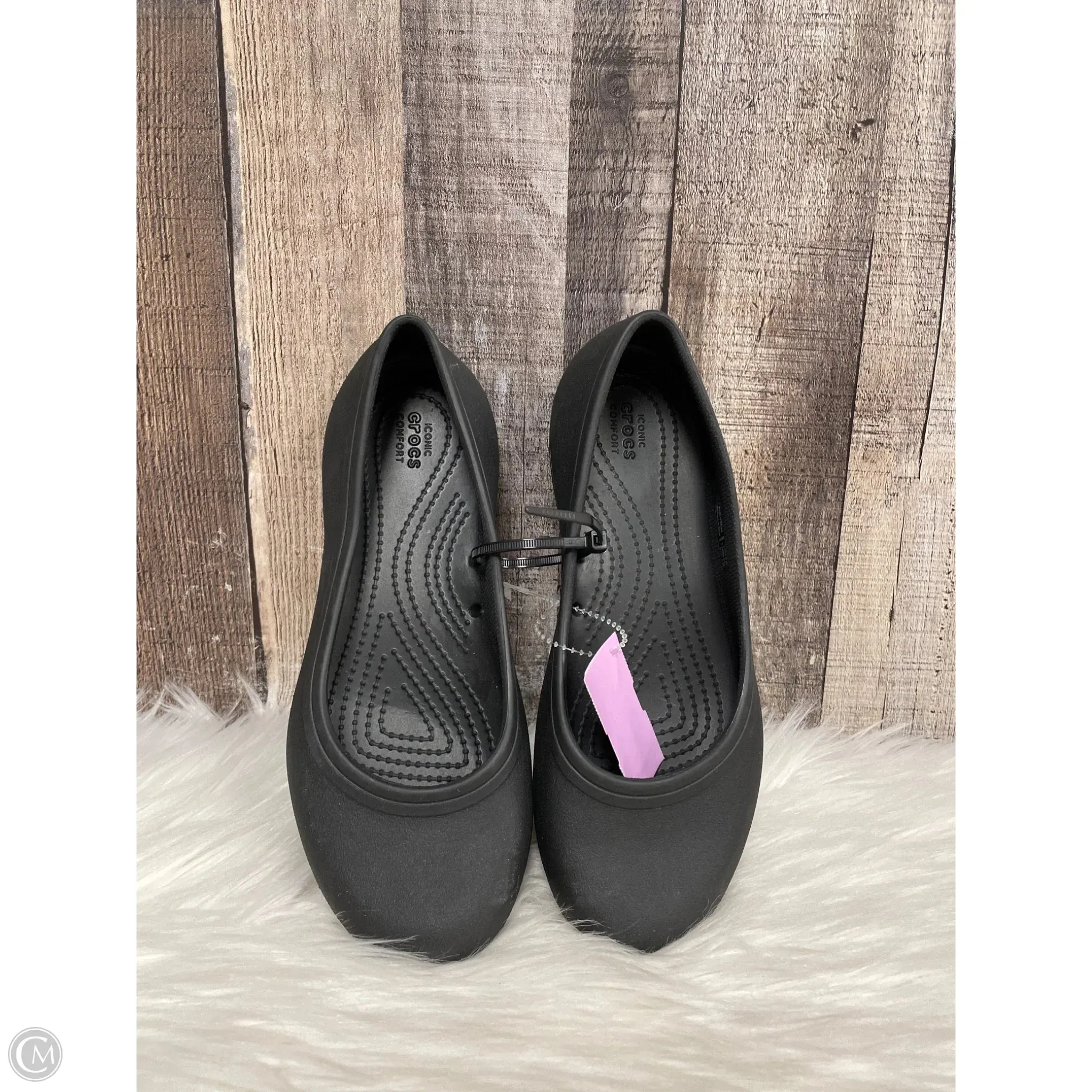 Shoes Flats By Crocs In Black, Size: 7