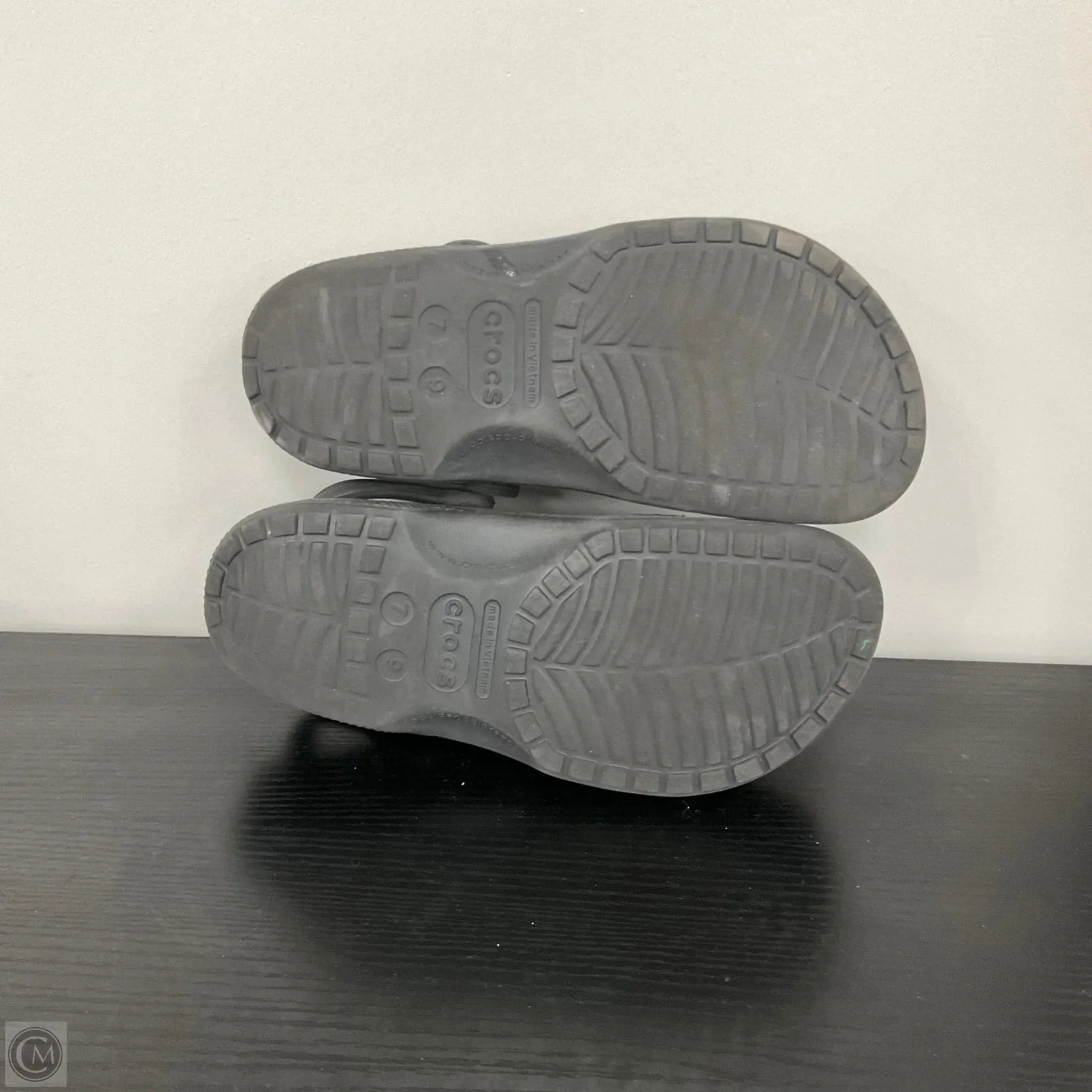 Shoes Flats By Crocs In Black, Size: 9