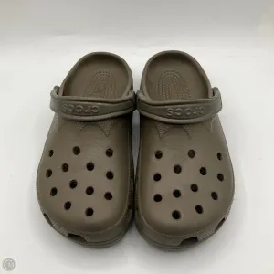 Shoes Flats By Crocs In Brown, Size: 8