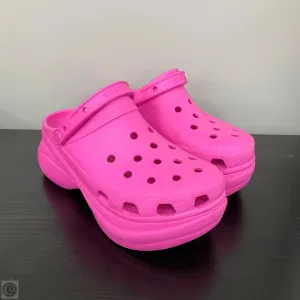 Shoes Flats By Crocs In Pink, Size: 10