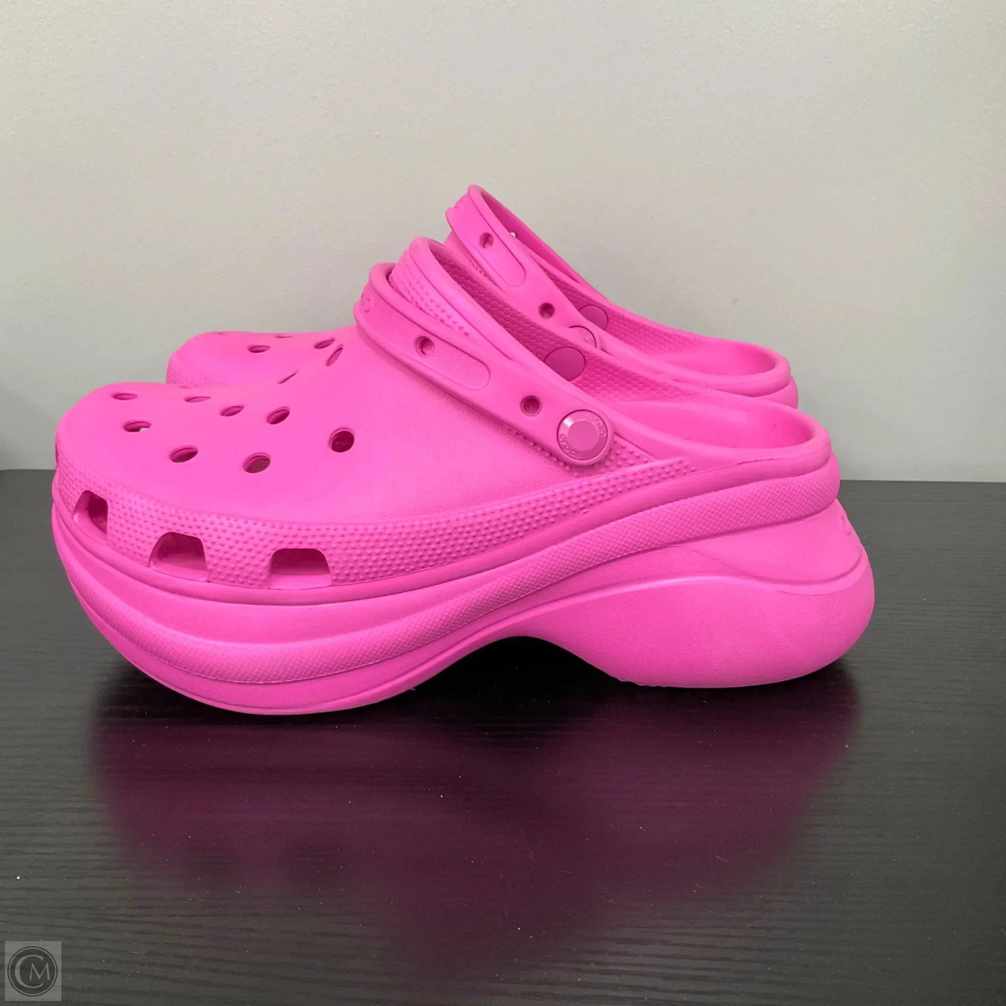 Shoes Flats By Crocs In Pink, Size: 10