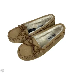 Shoes Flats By Minnetonka In Tan, Size: 9